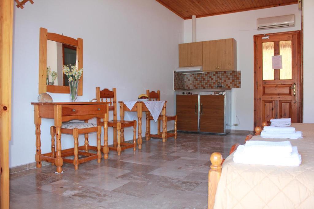 Liotrivi Studios Vasiliki Rum bild